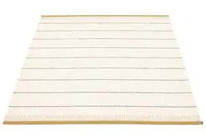 Tæppe med lyse farver og tynde striber. Okkerfarvede kanter. Minimalistisk design.