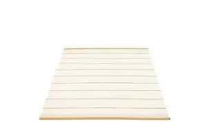 Tæppe med lys base, mørke parallelle linjer og okkerfarvet kant. Jævnt vævet overflade.