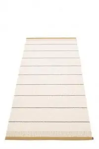 Tæppe med vandrette striber i okker og creme, synlige kanter i hver ende.