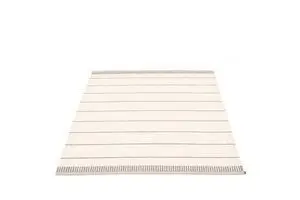 Rektangulært tæppe i lys rosa med vandrette striber og mønstret kant.