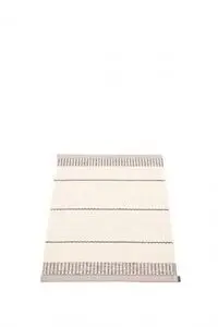 Rektangulært tæppe med vandrette mørkere striber på lys bleg rosa baggrund, etiket i hjørnet.