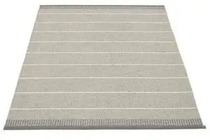 Rektangulært tæppe med parallelle linjer og tekstureret kant i grå/beige nuancer.