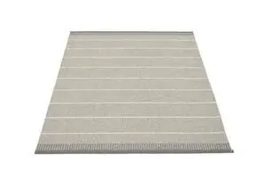 Rektangulært tæppe med vandrette grå og hvide striber, kant med mønster.