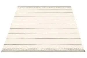 Rektangulært tæppe med vandrette, varme grå striber og særpræget kantmønster.