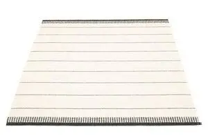 Rektangulært tæppe med sorte og hvide striber. Tættere striber langs kanterne.