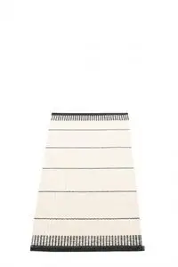 Rektangulært tæppe med sorte og hvide striber, sorte kanter foroven og forneden.