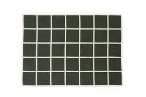 Rektangulært tæppe med mørke firkanter og lyse linjer, synligt mønster på begge sider.