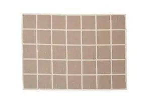 Tæppe med beige kvadrater og hvide linjer i gittermønster. Kanter i kontrastfarve.