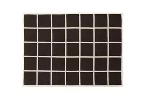 Tæppe med mørkebrune firkanter og lyse linjer i geometrisk gittermønster. Enkel og moderne stil.