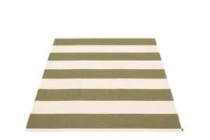 Rektangulært tæppe med vandrette striber i farverne pinegrøn og vanilje. Moderne og enkelt design.