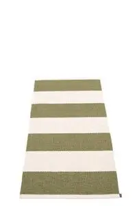 Rektangulært tæppe med brede, skiftevis grønne og beige striber, vævet tekstur.