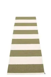 Rektangulært tæppe med symmetriske striber i pinegrøn og vaniljehvid. Struktureret overflade.