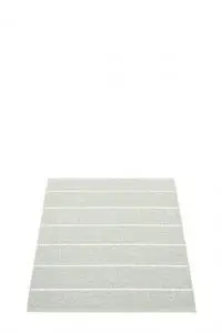 Rektangulært tæppe med lyse og mørkere striber i salviegrønne nuancer, måler 70x90 cm.