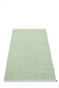 Rektangulært tæppe i bleg turkis med gentagende mønster og synlige kanter, str. 85x160 cm.