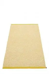 Rektangulært tæppe med lys mønstret overflade og sennepsgul kant. Størrelse 85x160 cm.