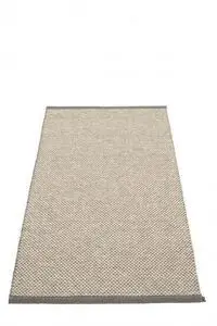 Rektangulært tæppe med vævet mønster, kulfarvede kanter og subtilt design.