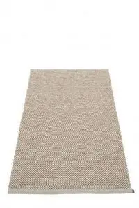 Rektangulært tæppe med tekstureret mønster i varm grå farve, størrelsen er 85x160 cm.