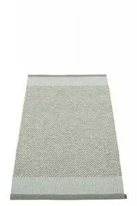 Rektangulært tæppe med centralt mønster og kant i nuancer af grøn og sten.