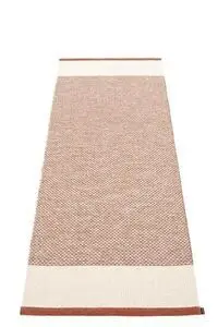 Rektangulært tæppe med vævet mønster i murstensfarve, vanilje og linned på kanterne.