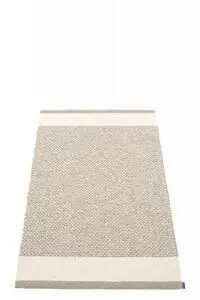 Rektangulært tæppe med geometrisk mønster i mudder, vanilje og linned, lyse striber på kanterne.