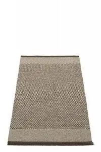 Tæppe med geometrisk mønster i mørkebrun og linned, vævet struktur og ensfarvede bånd i enderne.