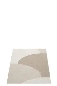 Tæppe med geometrisk mønster i mørk linned, linned og fossilgrå. Kurver og blokke dækker overfladen.