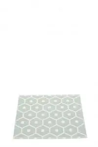 Tæppe i bleg turkis med hexagonalt mønster og små prikker i hver sekskant.