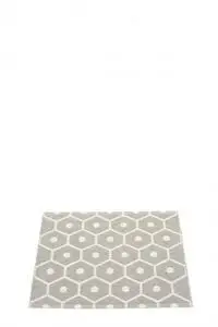 Tæppe med sekskantet mønster, varm grå baggrund og hvide sekskanter, størrelse 70x60 cm.