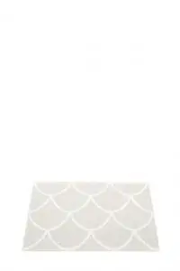 Rektangulært tæppe i lys grå med hvidt skællignende mønster, måler 70x50 cm.