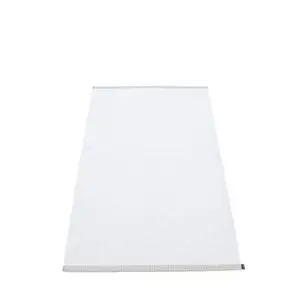 Hvidt rektangulært tæppe med minimalistisk tekstur og lille etiket i hjørnet.