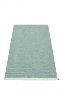 Rektangulært jadefarvet tæppe med lysere kanter og et enkelt mønster.