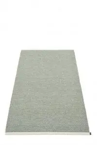 Tæppe i ensartet salviegrøn med stribet tekstur og mærkat på kanten, 85x160 cm.
