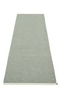 Rektangulært tæppe i salviegrøn med stribet mønster og enkel kantafslutning.