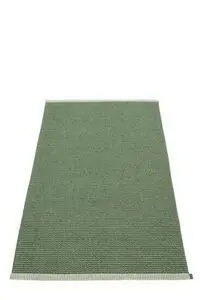 Rektangulært grønt tæppe med let tekstur og frynser i enderne, måler 85 x 160 cm.