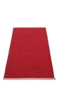 Rektangulært mørkerødt tæppe med ensartet tekstur og mønster på de korte sider.