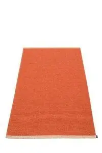 Rektangulært tæppe i lys orange med lysere trim langs kanterne.