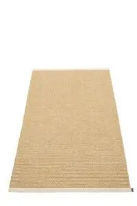 Rektangulært tæppe med striber i okker og creme. Enkel og ren design med pæne kanter.