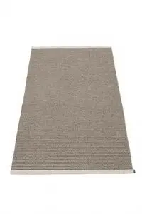 Rektangulært tæppe i jordfarvet tone med subtilt mønster og synlige kantlinjer.