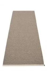 Rektangulært tæppe i mørk mudderfarve med enkel kantning i begge ender.