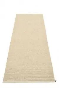 Rektangulært tæppe i lys sandfarve med tekstureret overflade.