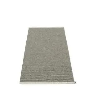 Rektangulært tæppe i ensfarvet grå med stribet tekstur, synlig kant og label i hjørnet.
