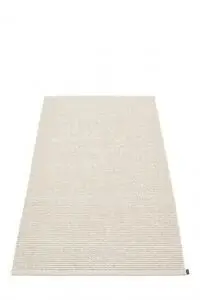 Rektangulært tæppe med diskret stribet mønster i lys neutral farve, mærkat i hjørnet.