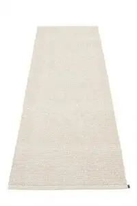 Rektangulært tæppe med subtile striber i lys farve, lille mærke i hjørnet.