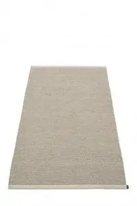 Rektangulært tæppe i mørk linnedfarve med ensartet struktur og en lille etiket i hjørnet.