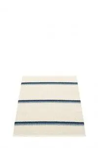 Rektangulært tæppe med jævnt fordelte horisontale blå striber på lys baggrund.