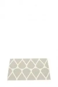 Rektangulær måtte med geometrisk dråbemønster i to-farvet design, lys på lys baggrund.