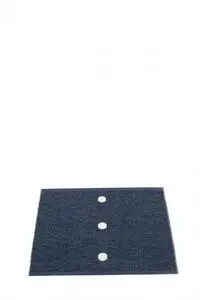 Rektangulært tæppe i mørkeblå med tre lodrette lyse cirkler i midten. Størrelse: 70x60 cm.