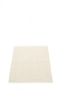 Tæppe i lys vaniljefarve med subtil tekstur og lige, pænt afsluttede kanter.