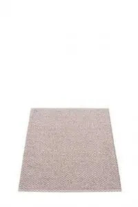 Rektangulært tæppe med gentagende mønster i blød lilla nuance, måler 70x90 cm.