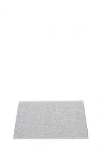 Rektangulært gråt metallisk tæppe med tekstureret overflade og lige kanter, 70x50 cm.